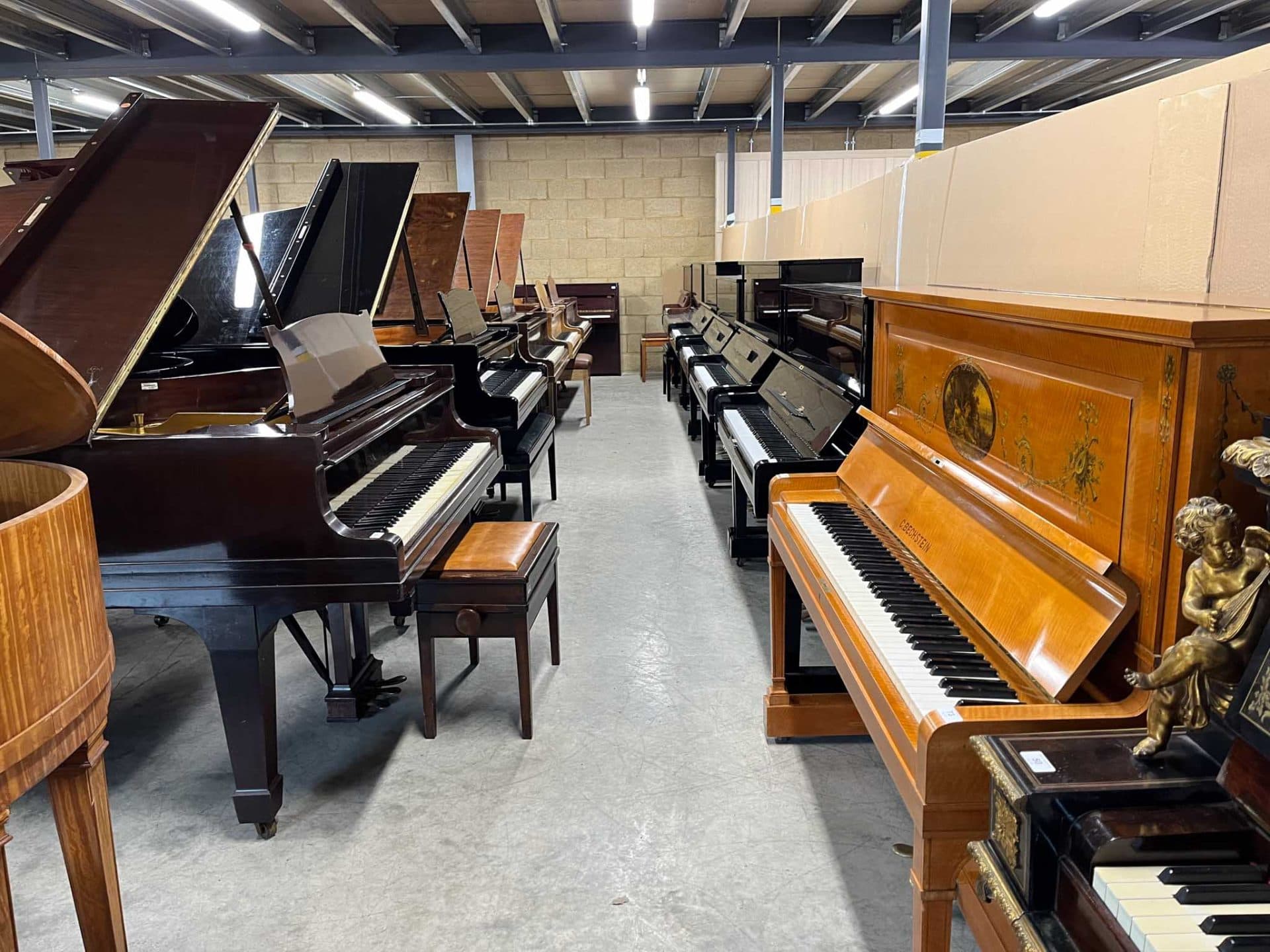 Flügel standen in Reih und Glied im Lager von Piano Auctions Ltd.