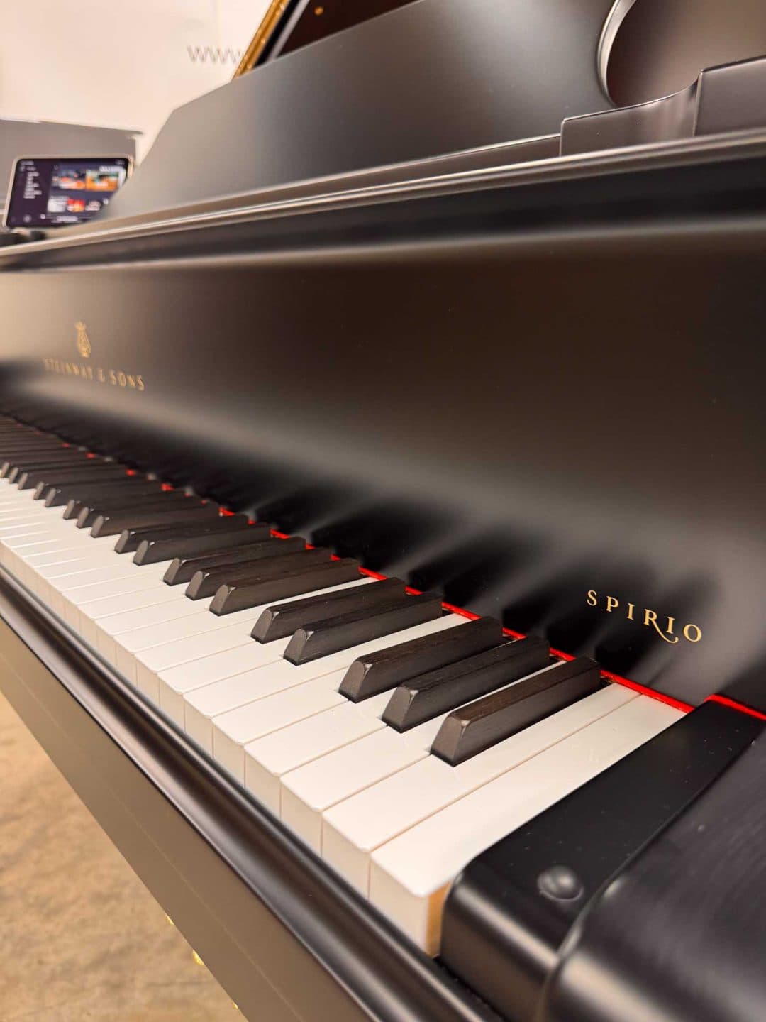 Steinway Flügel Modell B mit Spirio-Logo.